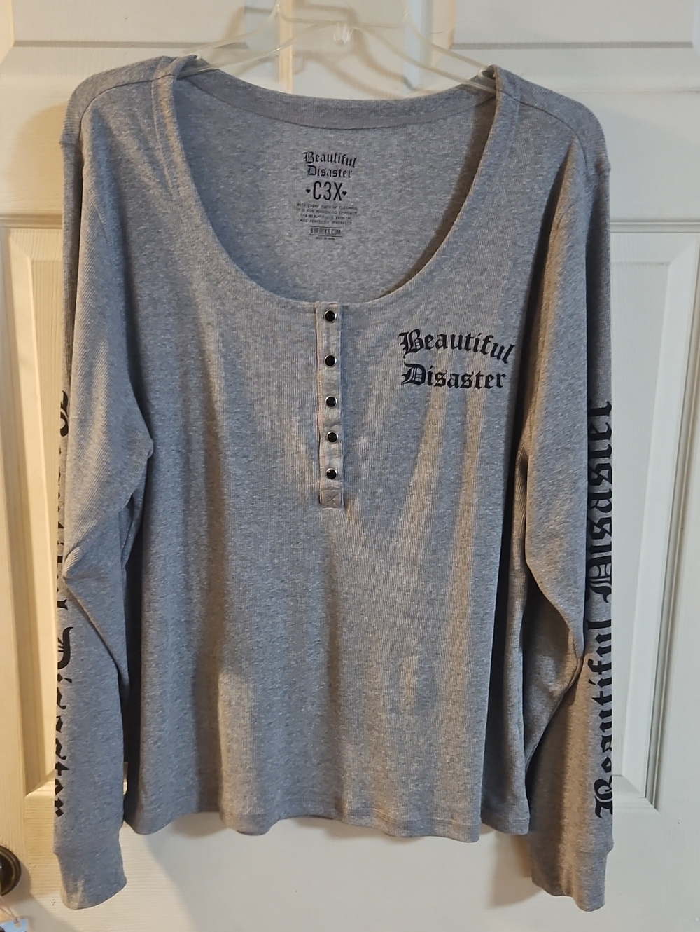 BEAUTIFUL DISASTER GRAY/BLACK HENLEY: EXCELLENT CONDITION: SIZE 3X